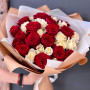33 белые и красные розы