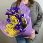 Букет из ирисов и мимозы — вид 4